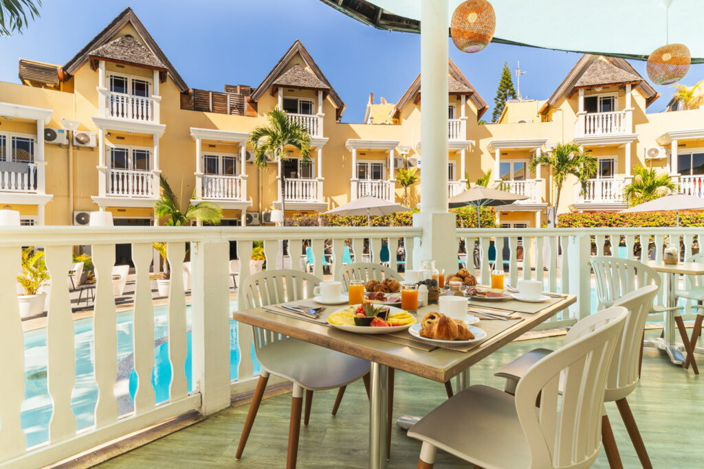 Exsel Boutik Hotel Piscine petit dejeuner (1)