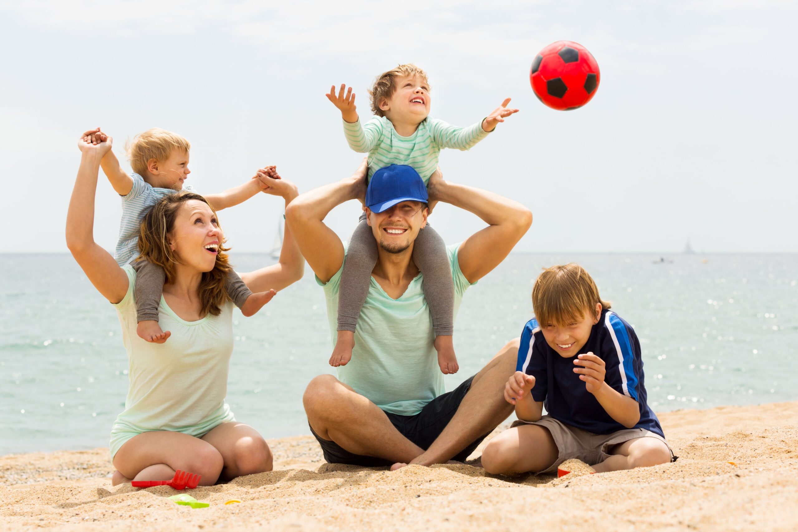 positive family five playing sea beach (2)